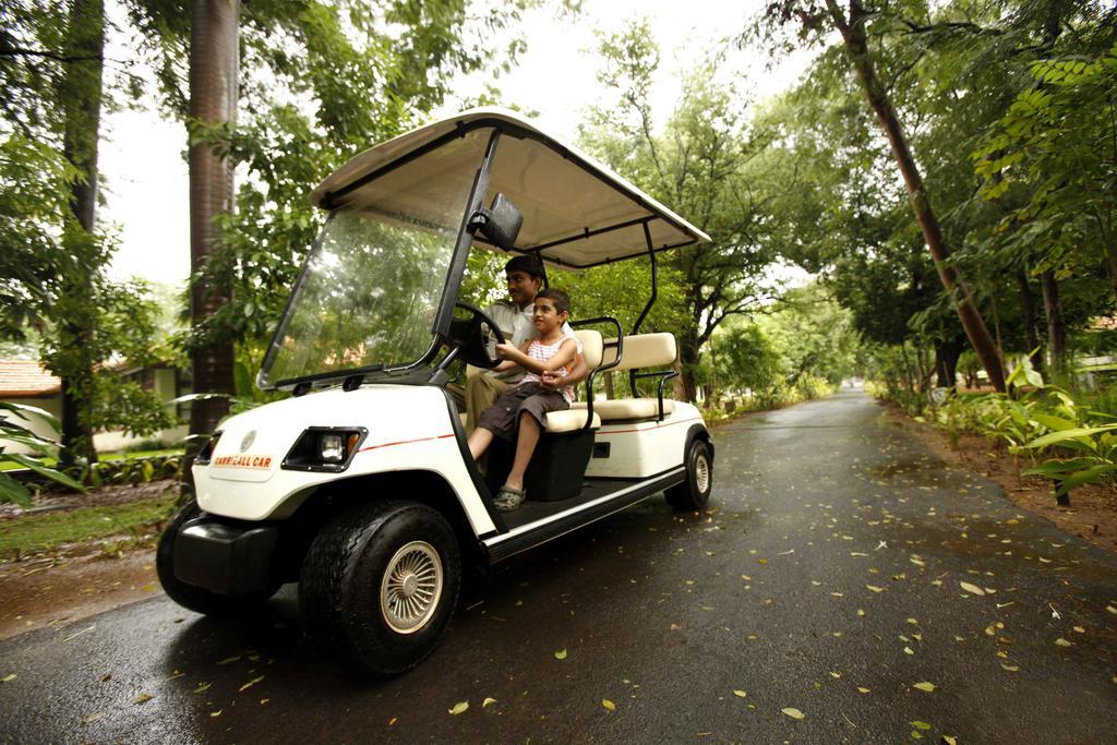 Heritage Мадурай Экстерьер фото A 4-seater golf cart