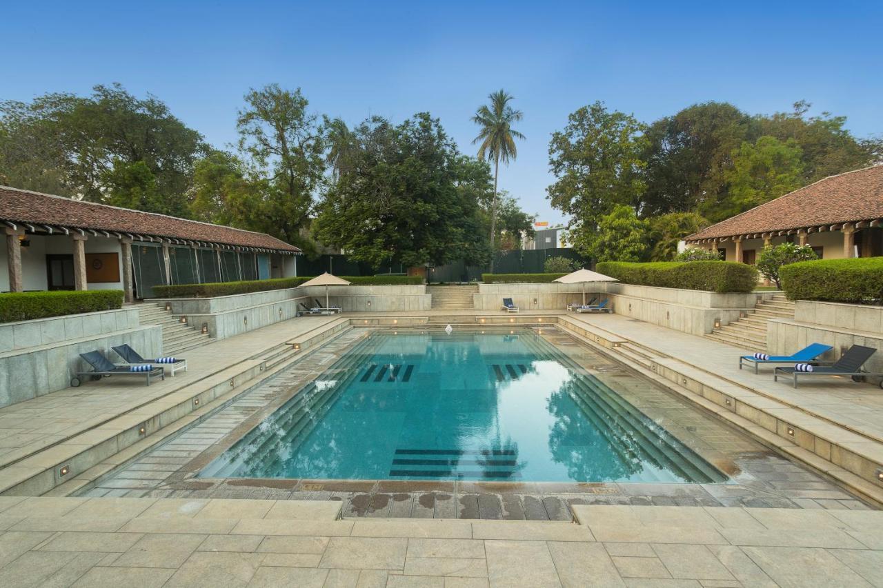 Heritage Мадурай Экстерьер фото The swimming pool at the Taj Bengal